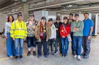 Eine Gruppe der Lebenshilfe Kelheim zu Besuch bei SPANGLER Automation