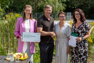 Gerhard Lindner, Direktor der AOK Regensburg, überreichte die Auszeichnung an Geschäftsführerin Tina Lambert, Prokuristin Cornelia Hofmann und BGM-Fachkraft Monika Ruppert